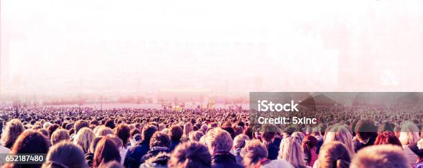 Große Gruppe Von Menschen Stockfoto und mehr Bilder von Musikfestival - Musikfestival, Menschenmenge, Tag