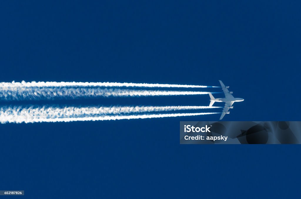 Avión cuatro grandes motores aviación Aeropuerto Estela las nubes - Foto de stock de Estela de vapor libre de derechos