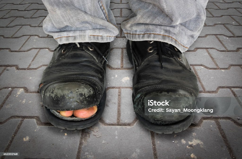 medley film Verdeel Oude Mannen Schoenen Op Oude Blok Bestrating Van Trottoirs Stockfoto en meer beelden van Eén persoon - iStock medley film Verdeel Oude Mannen Schoenen Op Oude Blok Bestrating Van Trottoirs Stockfoto en meer beelden van Eén persoon - iStock