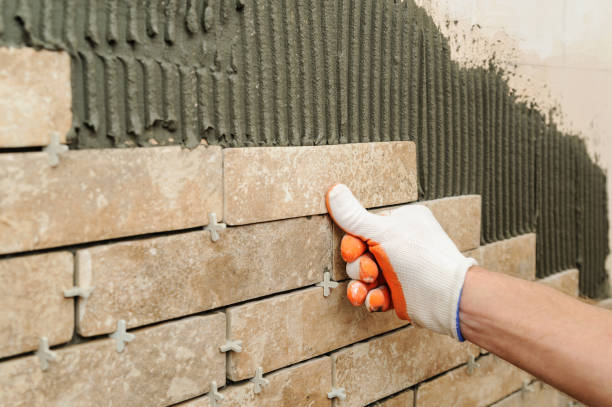 istock Installing the tiles on the wall. 652203560