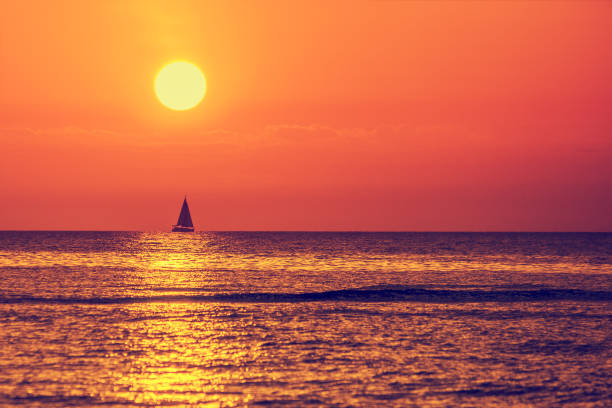 ビーチでの夜。海の上の魔法の夕日 - sailboat sunset tel aviv sea ストックフォトと画像
