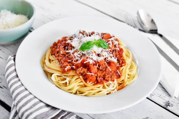 spaghetti bolognese on a white plate - table macro still life studio shot imagens e fotografias de stock