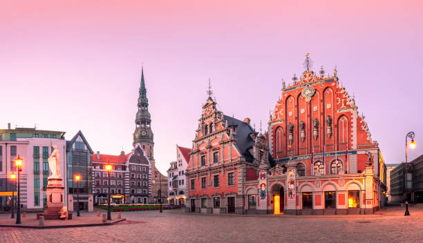 city hall square riga old town, lettonie - lettonie photos et images de collection