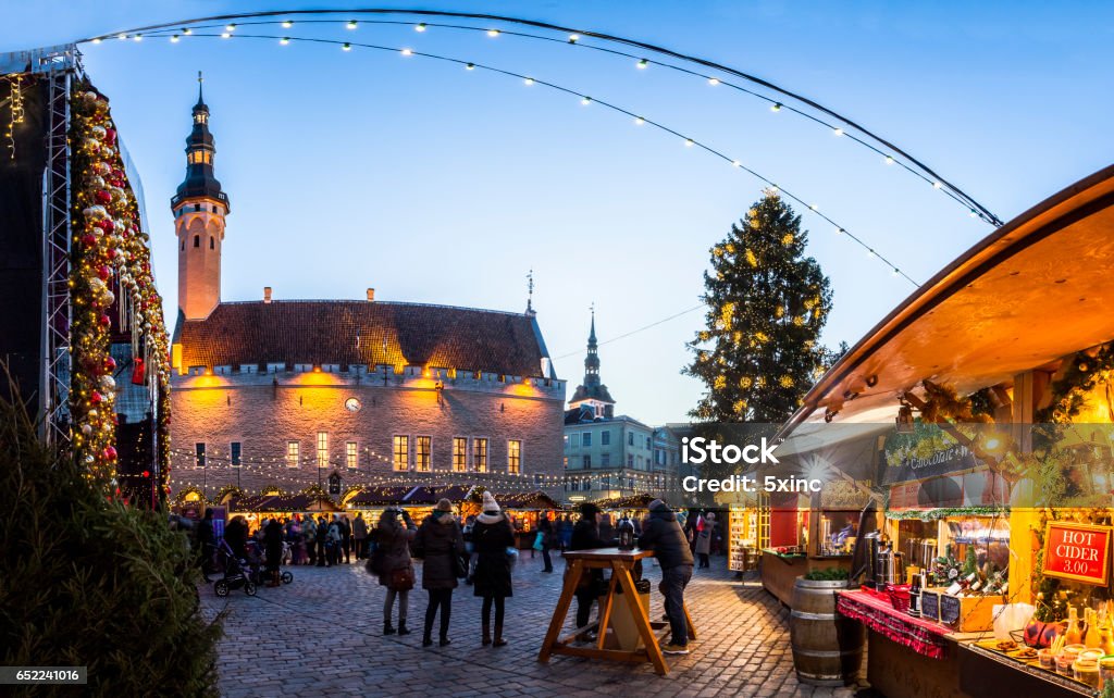Marché de Noël traditionnel dans la vieille ville de Tallinn. - Photo de Marché de Noël libre de droits