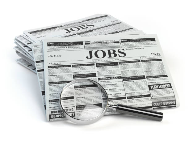 poszukiwanie pracy. lupa z ofertami pracy ogłoszenia gazet reklamowych - classified ad newspaper advertisement job zdjęcia i obrazy z banku zdjęć