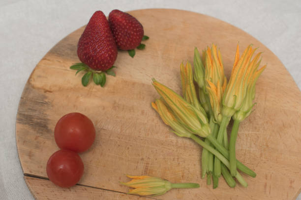 ズッキーニの花、トマトと sreawberries のスマートな食事の成分 - 3659 ストックフォトと画像