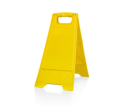 Tablero de advertencia amarillo plástico vacío. Aislado sobre fondo blanco. photo