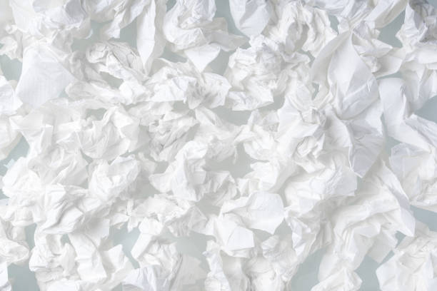 beaucoup utilisé vissé à fond de tissu blanc de papier - tissue crumpled toilet paper paper photos et images de collection