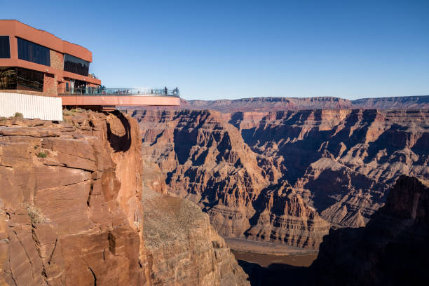 observatório do skywalk no grand canyon west rim - arizona, eua - elevated walkway - fotografias e filmes do acervo