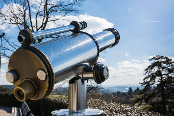 teleskop wisata eyepiece destinasi wisata lanskap magnifikasi tampak pemandangan indah hari blue sky metal chrome bersih - agen slot potret stok, foto, & gambar bebas royalti