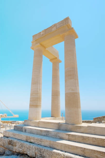 famoso pilastro del tempio greco contro il cielo blu chiaro e il mare nel tempio di rodi atena dell'acropoli di lindos, grecia - clear sky acropolis athens greece greece foto e immagini stock