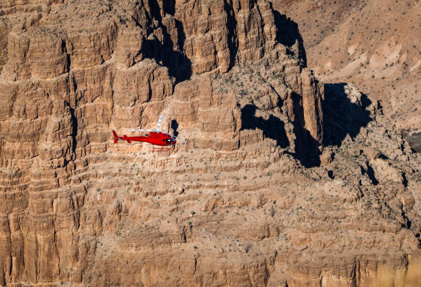 helikopter latający nad grand canyon west rim - arizona, stany zjednoczone ameryki - canyon majestic grand canyon helicopter zdjęcia i obrazy z banku zdjęć