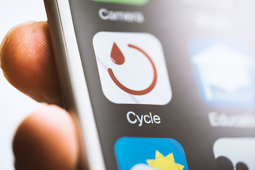 Aplicación del ciclo de menstruación en teléfono inteligente con pantalla táctil photo
