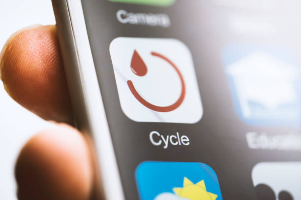 aplicación del ciclo de menstruación en teléfono inteligente con pantalla táctil - perseguir fotografías e imágenes de stock