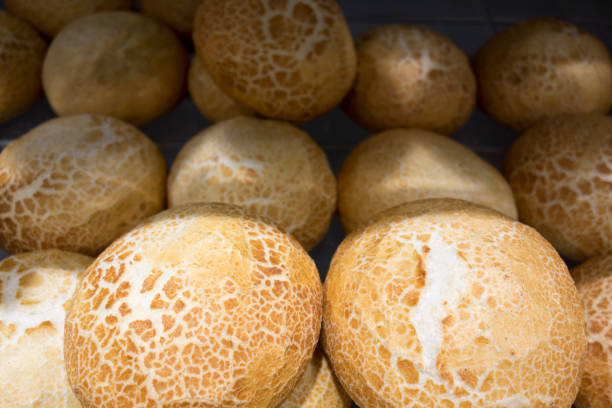 istock Fresh Banked Bread in Supermarket 652269380
