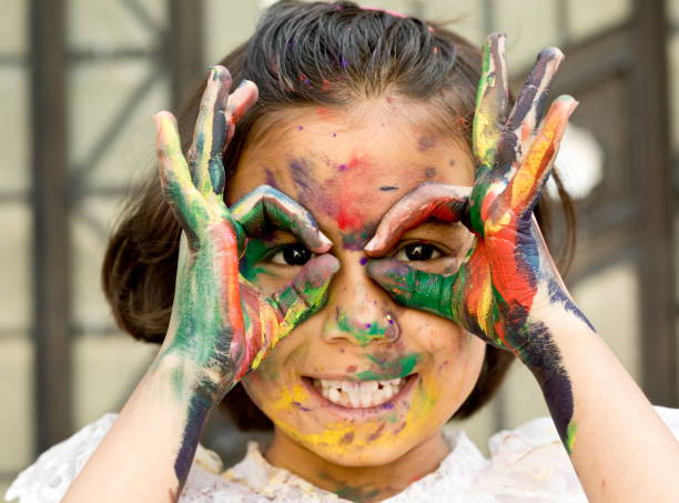 istock Small girl playing with colors 652269618