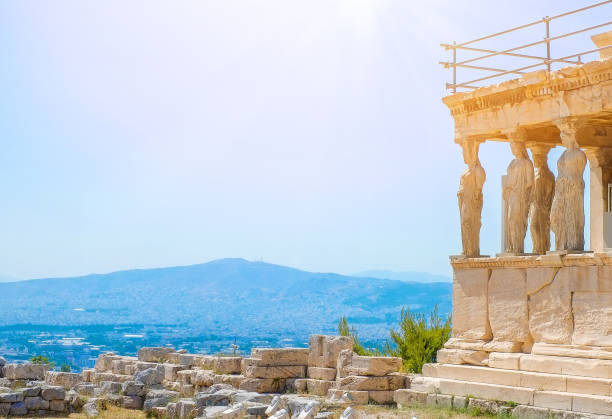 famoso tempio greco athena nike contro il cielo blu chiaro, acropoli di atene in grecia - clear sky acropolis athens greece greece foto e immagini stock