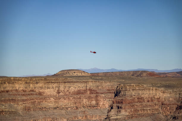 helicóptero sobrevoando o grand canyon west rim - arizona, eua - canyon majestic grand canyon helicopter - fotografias e filmes do acervo