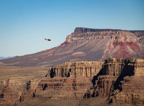 hubschrauber fliegen über grand canyon west rim - arizona, usa - mountain majestic park cliff stock-fotos und bilder