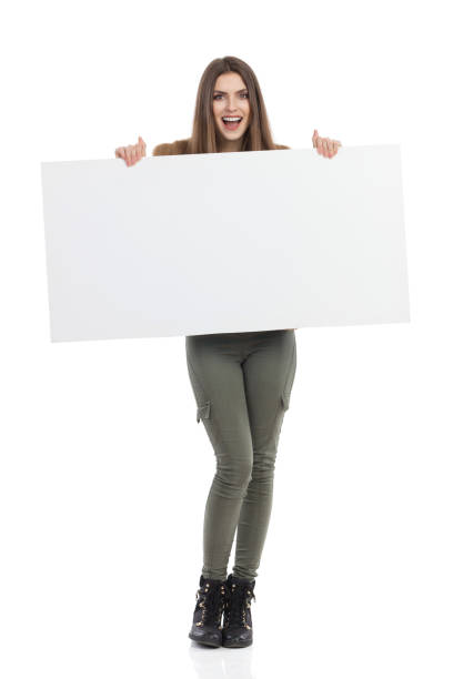 mujer sonriente sostiene cartel blanco - black sign holding vertical fotografías e imágenes de stock