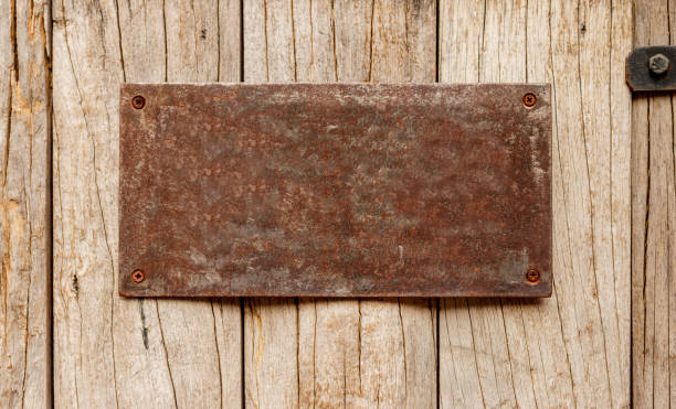istock Rusty steel Label on wood 652284430