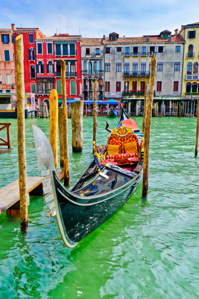 гондолы пришвартовылись на большом канале в венеции - gondola venice italy canal sailor стоковые фото и изображения