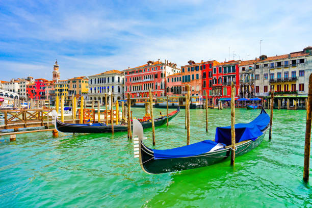 гондолы пришвартовылись на большом канале в венеции - gondola venice italy canal sailor стоковые фото и изображения