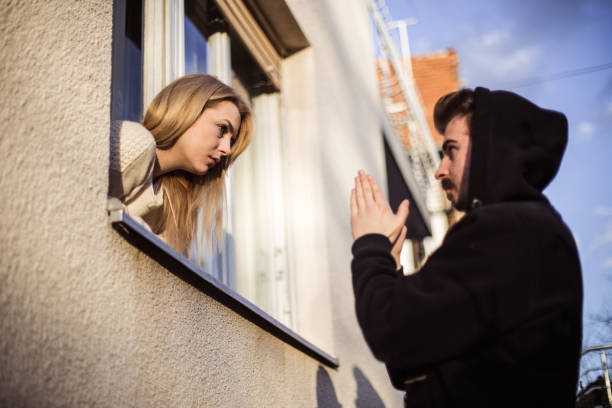 man begging  his girlfriend to forgive him - pleading men women reconciliation imagens e fotografias de stock