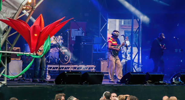 bristol, uk - 16 juillet 2016 : hommage à dj dereck jouer en live lors du festival annuel du port de bristol uk - pop musician musician england uk photos et images de collection
