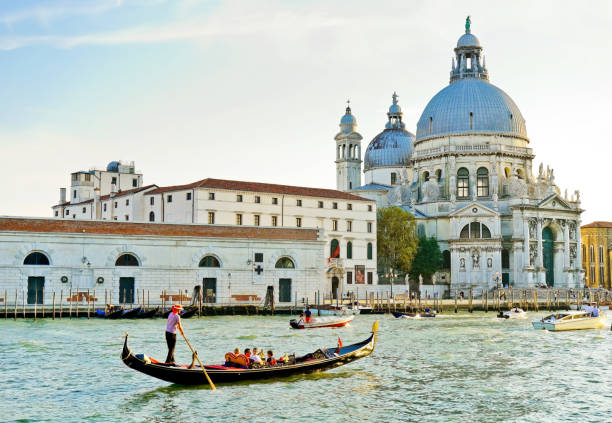 гондолы, протатыкаемые на большом канале в венеции - gondola venice italy canal sailor стоковые фото и изображения