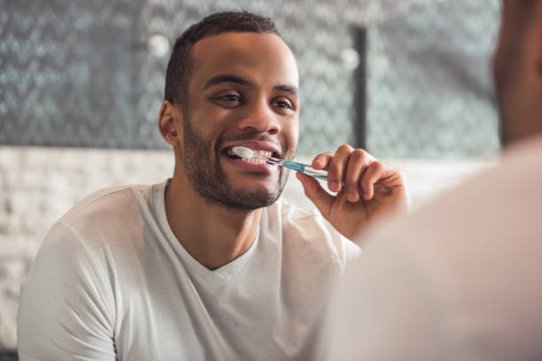 afro american man in bathroom - hairstyle crest imagens e fotografias de stock