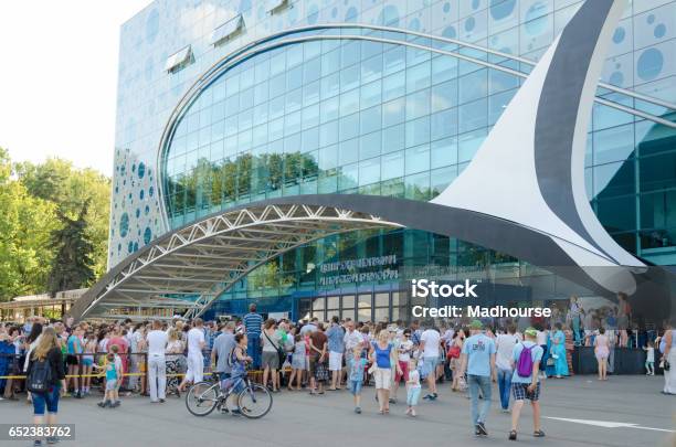 Moscow Russia August 10 2015 Huge Queue Of People To Open A Center For Oceanography And Marine Biology Quotmoskvariumquot Stock Photo - Download Image Now