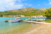 angelboote-fischerboote-auf-dem-meerwasser-in-posidonio-bucht-insel-samos-griechenland.jpg?b=1&s=170x170&k=20&c=pEPtqFrA0se5vt9quj4mJ6zq3L8ghD5amuwDVYIo1Cc=