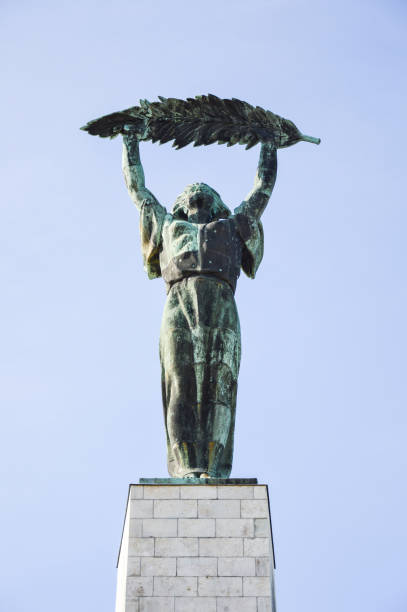 estatua de la libertad gellert hill budapest - hungría - liberation monument budapest hungary monument fotografías e imágenes de stock