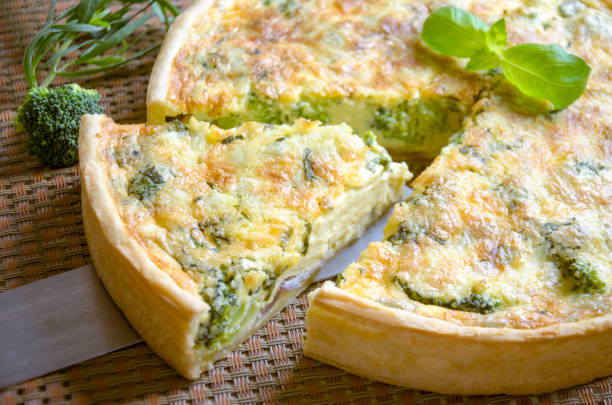 quiche de caseiras com queijo e brócolos - fotografia de stock