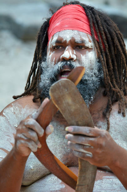 espetáculo de cultura aborígine em queensland austrália - australia boomerang aboriginal aborigine - fotografias e filmes do acervo