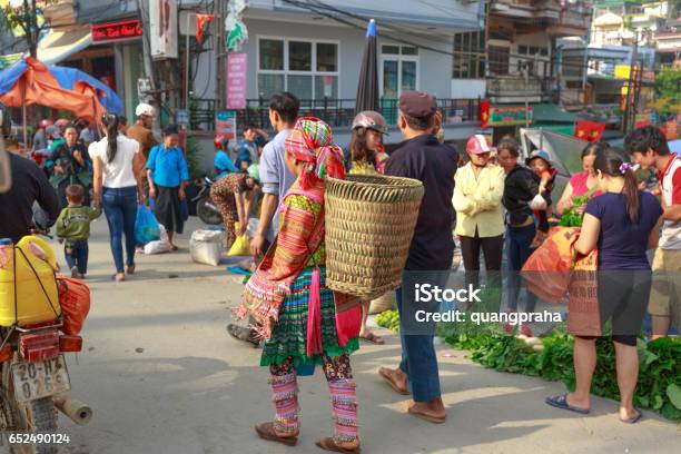 Die Ethnische Frau Trägt Bambuskorb Auf Dem Weg Zu Dem Dorfmarkt In Den Frühen Morgenstunden Stockfoto und mehr Bilder von Bambus - Material
