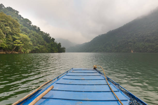 sorprendentes paisajes del ba ser el lago en la provincia de bac kan, vietnam - ba kan fotografías e imágenes de stock