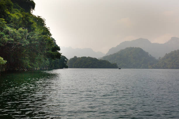 oszałamiająca sceneria jeziora ba be w prowincji bac kan, wietnam - ba kan zdjęcia i obrazy z banku zdjęć
