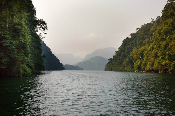 oszałamiająca sceneria jeziora ba be w prowincji bac kan, wietnam - ba kan zdjęcia i obrazy z banku zdjęć