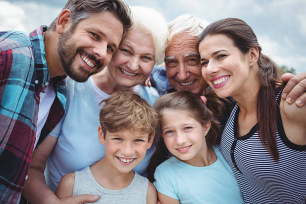 glücklich mehr-generationen-familie im freien stehen - grandmother senior adult child multi generation family stock-fotos und bilder