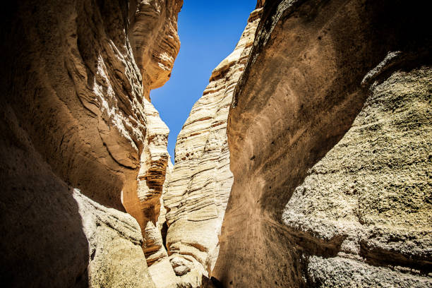 slot canyon trail dans tente de kasha-katuwe bascule national monument - new mexico landscape arid climate plateau photos et images de collection