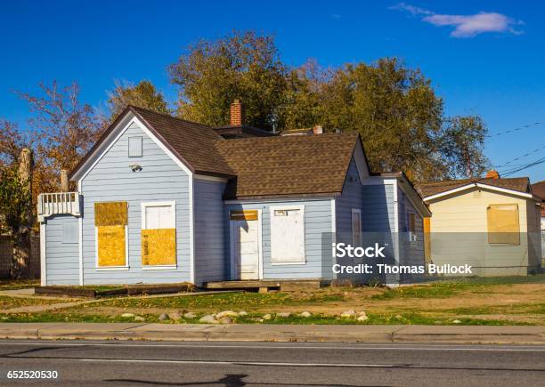 Foto de Casa Abandonada Com Tábuas De Portas E Janelas e mais fotos de stock de Casa - Casa, Abandonado, Imóvel abandonado