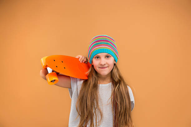 ładna dziewczyna trzyma deskorolka skater - skateboarding skateboard teenager child zdjęcia i obrazy z banku zdjęć