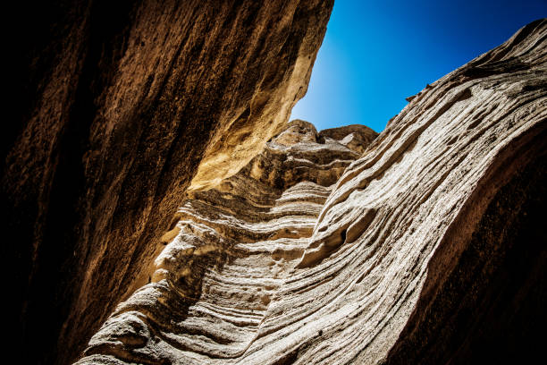 slot canyon trail nel kasha-katuwe tent rocks national monument - new mexico landscape arid climate plateau foto e immagini stock