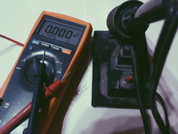 istock Just fix it with testet and a soldering iron 652526586