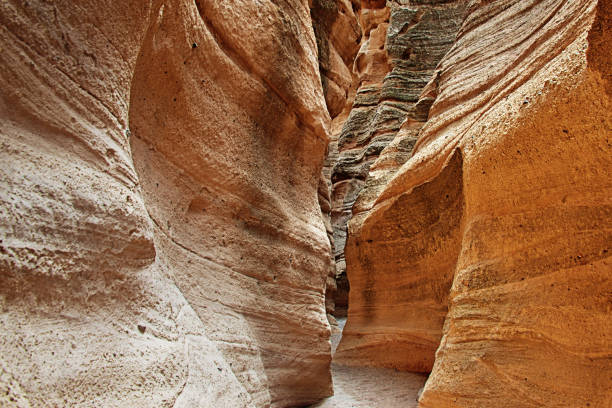 slot canyon trail nel kasha-katuwe tent rocks national monument - new mexico landscape arid climate plateau foto e immagini stock