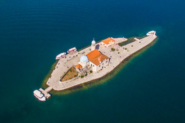 kirche unserer lieben frau von den felsen perast - gospa od škrpjela stock-fotos und bilder