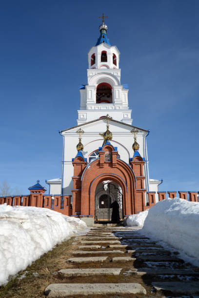 chiesa ortodossa russa "dormizione della theotokos". - siberia russia russian orthodox orthodox church foto e immagini stock