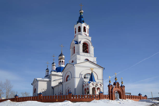 chiesa ortodossa russa "dormizione della theotokos". - siberia russia russian orthodox orthodox church foto e immagini stock